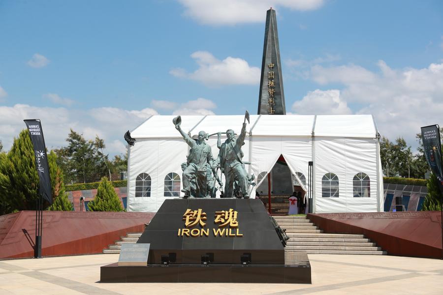 2024년 12월 10일 잠비아 루사카 동쪽 총궤 지역의 탄자니아~잠비아 철도(TAZARA) 기념공원에 철도 건설 중 목숨을 잃은 중국인들을 기리기 위한 조각상이 세워져 있다. (사진/신화통신)